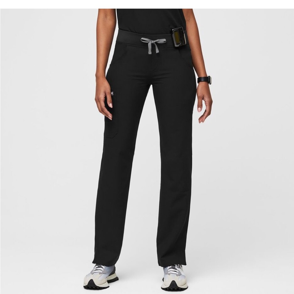FIGS Kade Cargo Scrub Pants, size Medium, regular length.